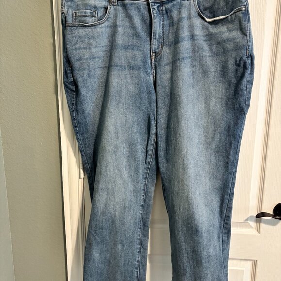 Lane Bryant Tighter Tummy Fit High Rise Straight Jean Size 22S Light Wash - Picture 5 of 6